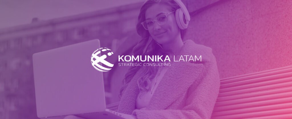 Servicio SEO en Panamá - Profesional de Komunika LATAM trabajando en estrategias digitales