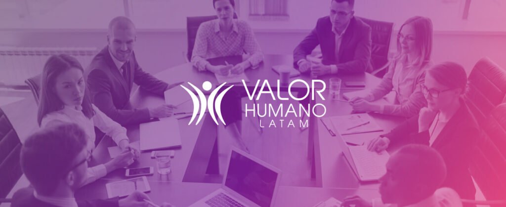 Servicio SEO en Panamá - Reunión de equipo en Valor Humano Latam, discutiendo estrategias de crecimiento