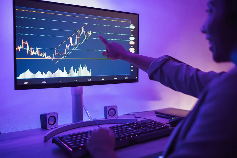Servicio SEO en Panamá - Profesional analizando el crecimiento del tráfico web