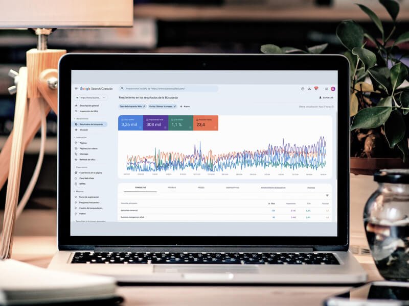 Portátil mostrando un panel de métricas y análisis de datos