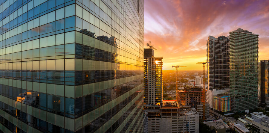 Edificios corporativos modernos al atardecer.