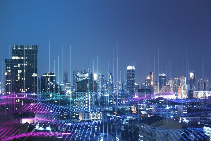 Ciudad inteligente iluminada con tecnología digital.