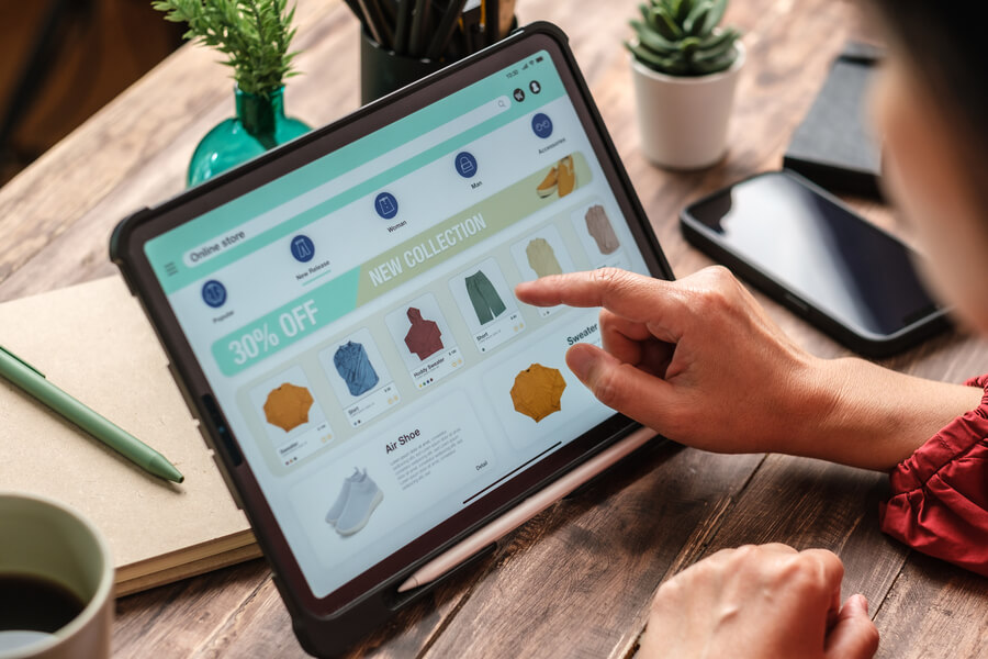 Caso de éxito Mundo Fit - Customer browsing products in an online store on a tablet.
