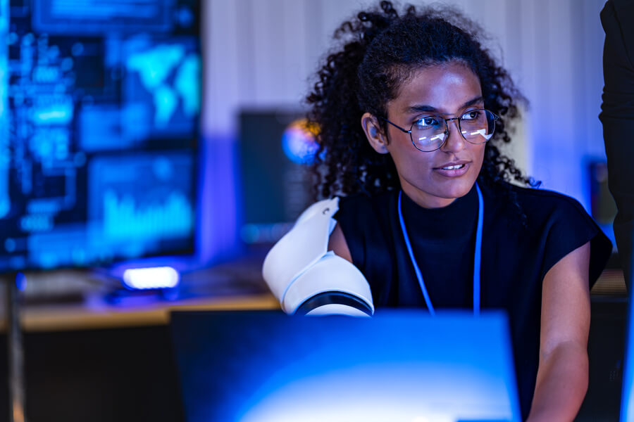Dependencia de la IA - Especialista trabajando con tecnología e inteligencia artificial en un entorno digital.