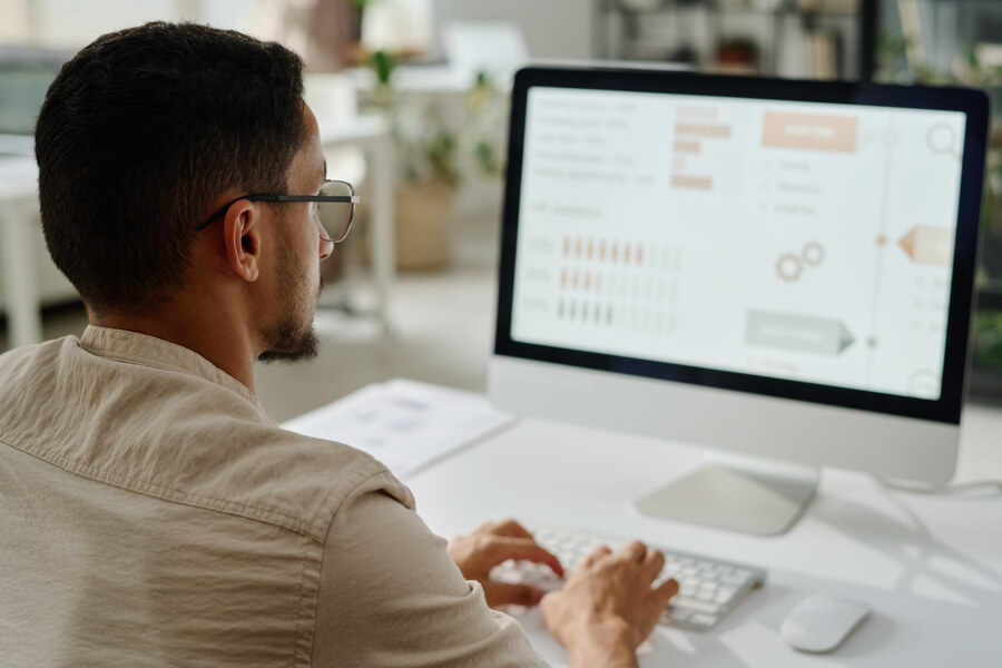 Dependencia de la IA - Especialista analizando información y datos de un proyecto en su computador.